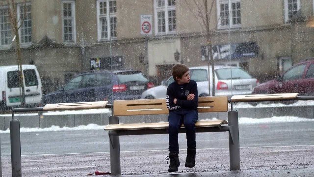 ¿Tú qué harías si vieras a este niño en el frío?