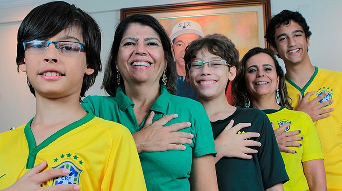 Familia con seis dedos echa porras a Brasil