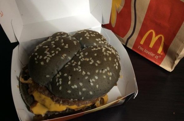 McDonalds no se quiso quedar atrás y lanzó una hamburguesa negra