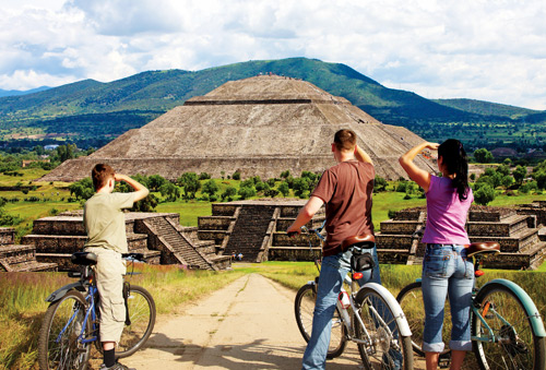 Date un paseo de noche por Teotihuacán en bicicleta