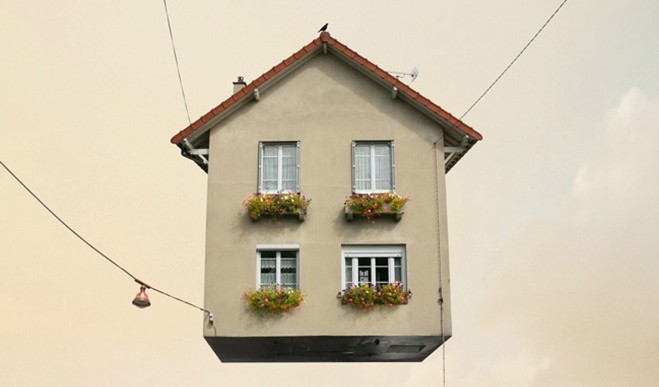 Flying Houses: Una serie de casas surrealistas editadas por Laurent Chéhère