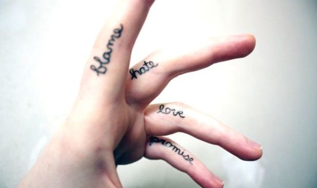 Inspírate con estos 24 tatuajes miniatura para los dedos