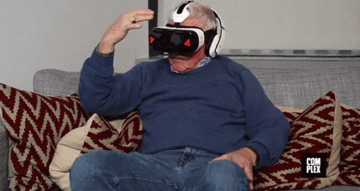 Ancianos viendo porno en VR es lo más divertido que verás hoy