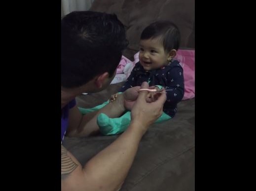 Esta adorable bebé le juega una broma a su papá