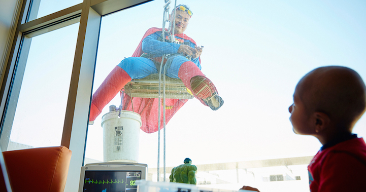 Superheroes limpian las ventanas en este hospital infantil