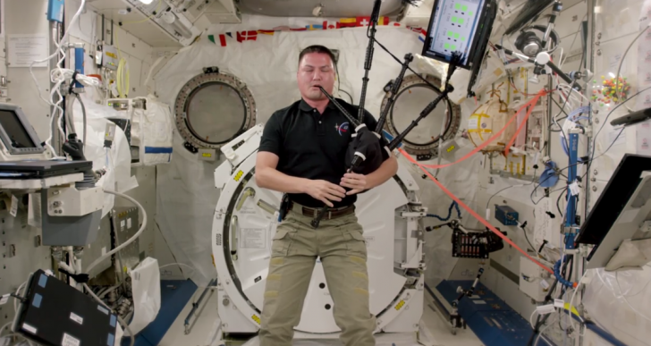 Mira y escucha al primer astronauta en tocar la gaita en el espacio