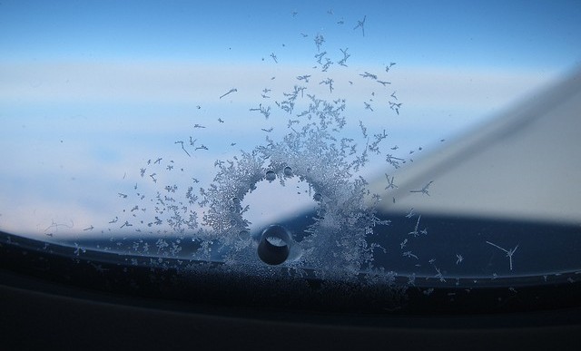 ¿Por qué las ventanas de los aviones tienen un pequeño hoyo?