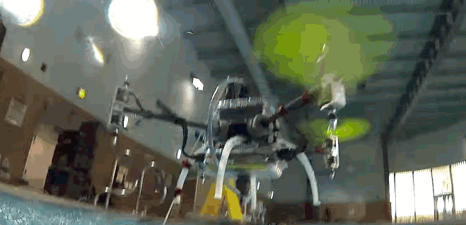 Este dron puede volar en el aire y debajo del agua también