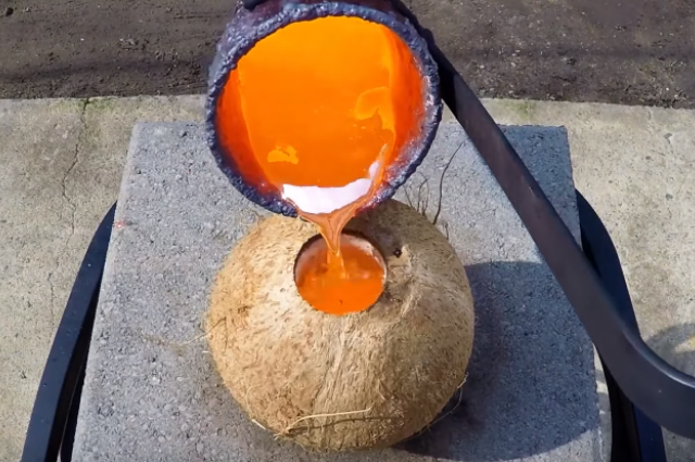 Mira lo que pasa cuando viertes metal fundido en un coco