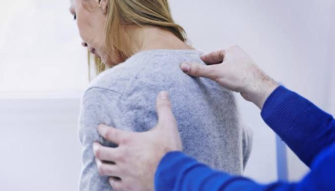 Cómo aliviar el dolor de la espalda superior