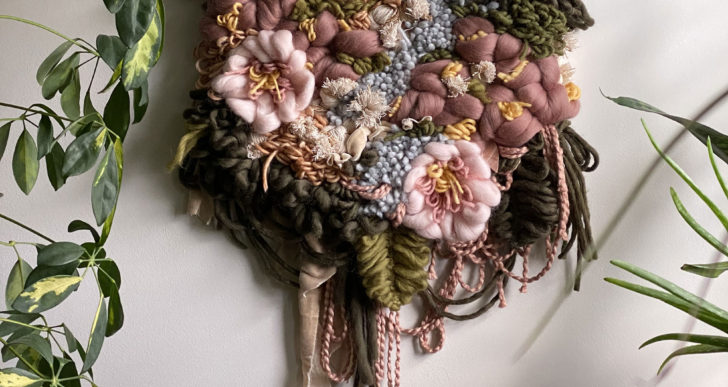 Flores hechas de fibras decoran las paredes por Alyssa Ki