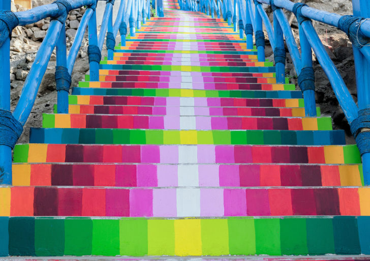 Xomatok convierte las escaleras en este barrio en arte colorido