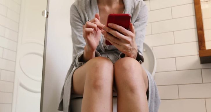 Pasar tiempo con el celular en el baño te podría causar hemorroides