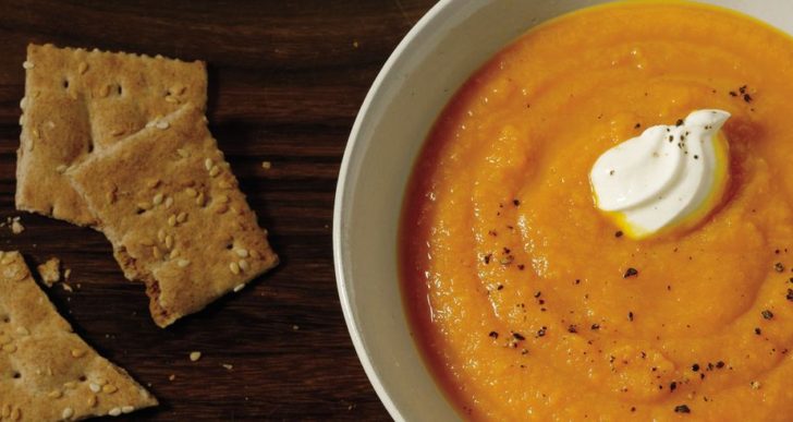 Tienes que probar esta deliciosa sopa de camote, zanahoria y jengibre