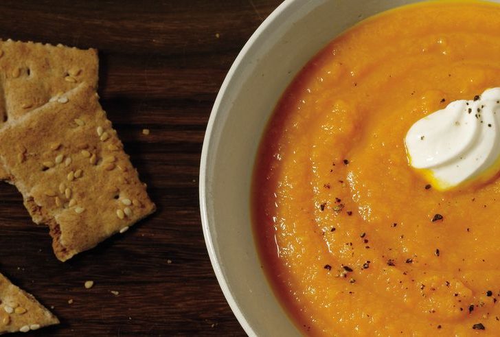 Tienes que probar esta deliciosa sopa de camote, zanahoria y jengibre