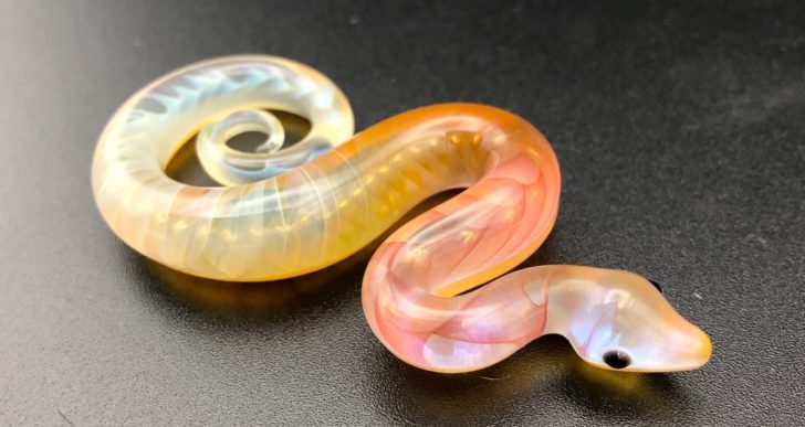 Pequeñas serpientes kaleidoscópicas de vidrio por Ryan Eicher