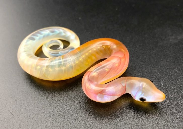 Pequeñas serpientes kaleidoscópicas de vidrio por Ryan Eicher
