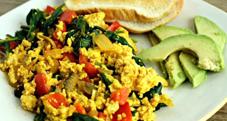 Tienes que probar estos «huevos revueltos» de tofu si eres vegana