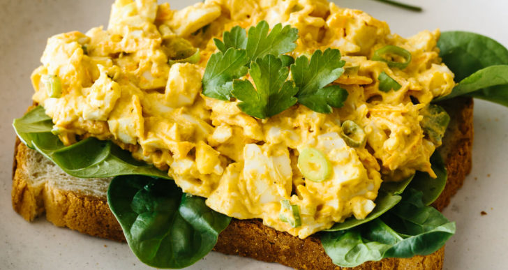 Esta ensalada de huevos con un giro sano es un excelente desayuno