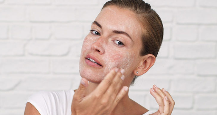 Cómo exfoliarte la cara sin arruinarte la piel