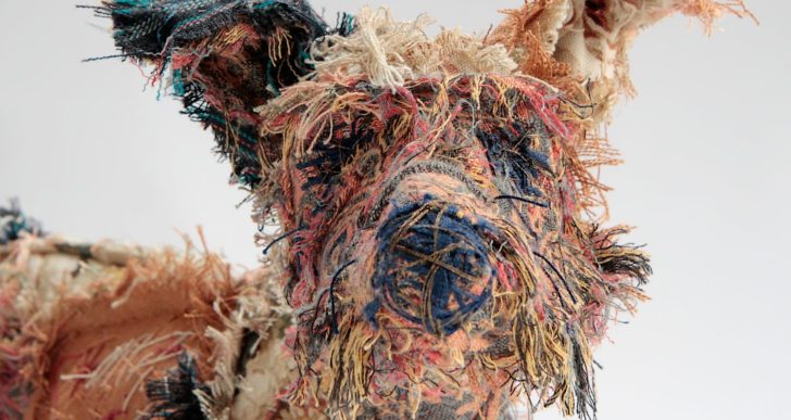 Perros hechos de abrigos y textiles deshilachados por Barbara Franc