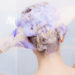 Cómo usar el shampoo morado para el cabello güero