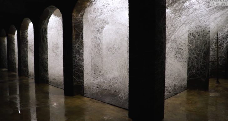 Hilos que forman telarañas en las enormes instalaciones de Chiharu Shiota